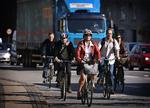Cyklerne bliver fortrængt i gadebilledet til fordel for bilerne. Arkivfoto. 