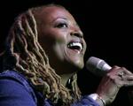 Cassandra Wilson har en mørk røst, der ånder af sensommer og gennemlyser alt, hun synger. 