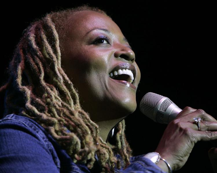 Cassandra Wilson har en mørk røst, der ånder af sensommer og gennemlyser alt, hun synger. 