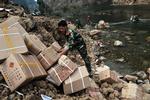 Kinesisk militær har både brugt panserværnsraketter og dynamit for at sprænge hul i siderne på den enorme kunstige sø, der har dannet sig efter det store jordskælv i Sichuan i Kina. 