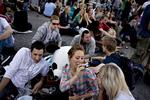 Folk har tilsyneladende haft mere lyst til at hygge sig end at slås i den varme weekend. Her gadefest på Sankt Hans Torv til Distortion-festival i torsdags. 