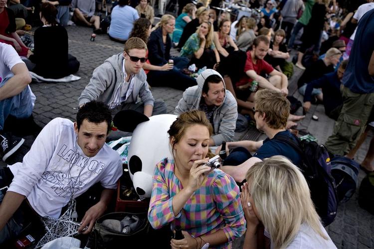 Folk har tilsyneladende haft mere lyst til at hygge sig end at slås i den varme weekend. Her gadefest på Sankt Hans Torv til Distortion-festival i torsdags. 