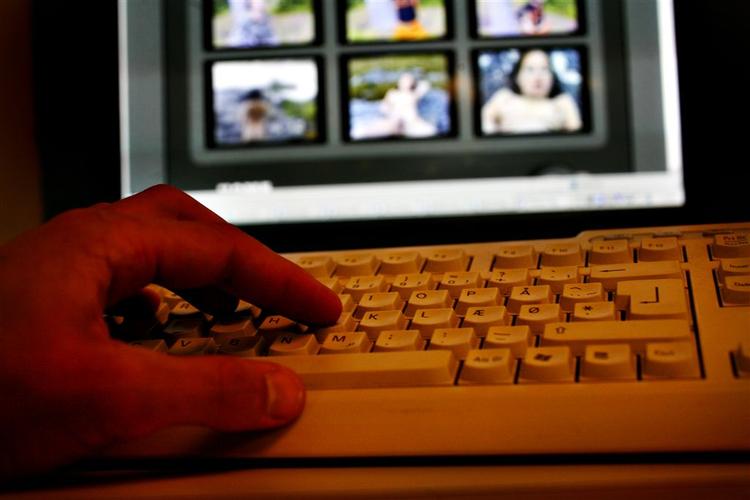 Studier fra tiden omkring årtusindeskiftet viser, at mellem 10 og 20 procent af tiden på nettet dengang blev brugt på erotiske og pornografiske sites. 
