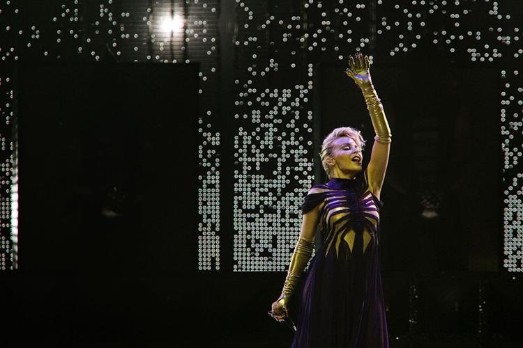 Den australske sangerinde Kylie Minogue er aktuel med albummet X, der er hendes første studie-album i fire år. 