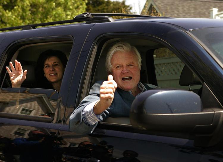 Edward Kennedy kommer sig hurtigt efter alvorlig operation. 