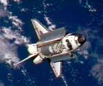 Astronauterne fra Discovery har opdaget nogle mystiske objekter på rumfærgens vej tilbage til jorden efter ni dage i rummet. 