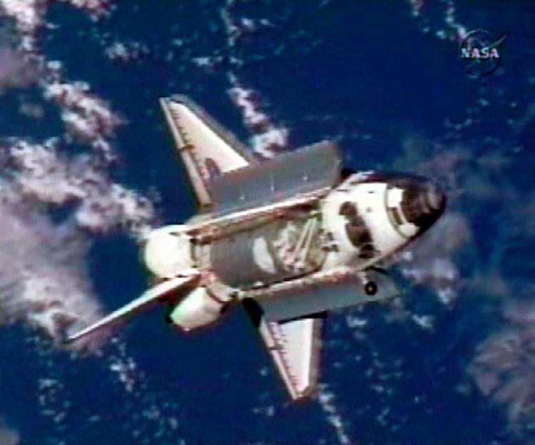 Astronauterne fra Discovery har opdaget nogle mystiske objekter på rumfærgens vej tilbage til jorden efter ni dage i rummet. 