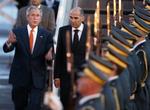 George W. Bush skridter æresgarden af sammen med Sloveniens premierminister  Janez Jansa. 
