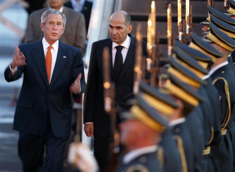 George W. Bush skridter æresgarden af sammen med Sloveniens premierminister  Janez Jansa. 