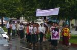 Dette foto, der er frigivet af Democratic Voice of Burma, viser den protestmarch i slutningen af maj, hvor 15 medlemmer af oppositionsleder Aung San Suu Kyis parti efterfølgende blev tilbageholdt af landets militærjunta. De er nu alle løsladt igen. 
