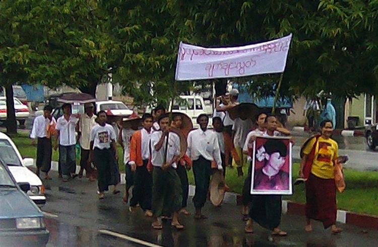 Dette foto, der er frigivet af Democratic Voice of Burma, viser den protestmarch i slutningen af maj, hvor 15 medlemmer af oppositionsleder Aung San Suu Kyis parti efterfølgende blev tilbageholdt af landets militærjunta. De er nu alle løsladt igen. 
