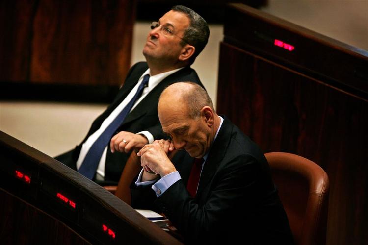 Israels premierminister Ehud Olmert mødes med blandt andre forsvarsminister Ehud Barak for at diskutere Gaza. 