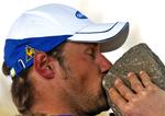 Tom Boonen kysser en brosten efter at have vundet årets udgave af Paris-Roubaix. Nu hævder belgisk avis, at han er taget for at sniffe noget mindre, nemlig kokain. 