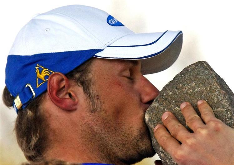 Tom Boonen kysser en brosten efter at have vundet årets udgave af Paris-Roubaix. Nu hævder belgisk avis, at han er taget for at sniffe noget mindre, nemlig kokain. 