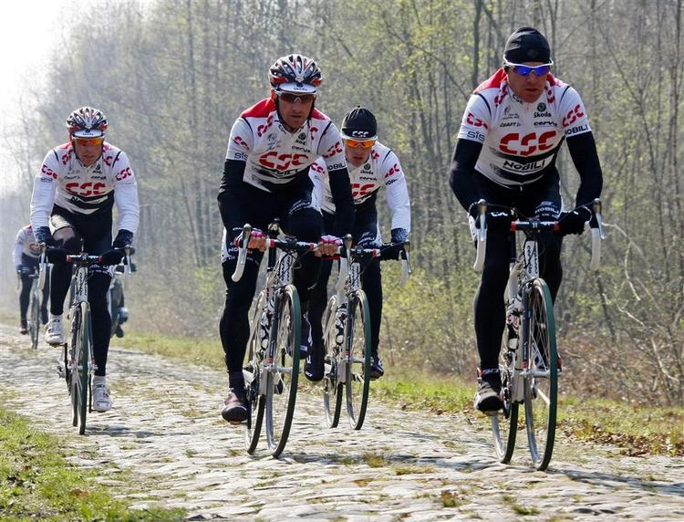 CSC-ryttere på træningstur. Næste år kører Bjarne Riis' folk angiveligt for Saxo Bank. 