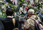 Japanere beder ved gerningsstedet i Akihabara uden for den japanske hovedstad Tokyo. 