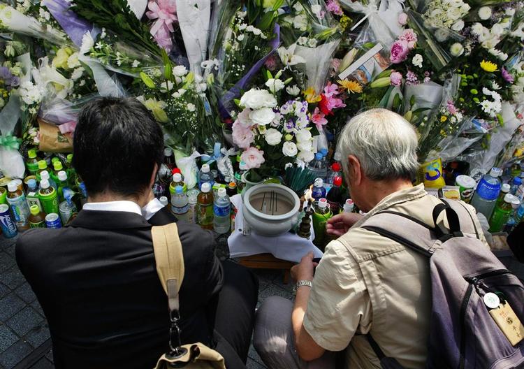 Japanere beder ved gerningsstedet i Akihabara uden for den japanske hovedstad Tokyo. 
