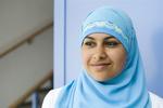 Huda Falahm, Miss Tørklæde 2008. »Fantastisk shocking farve (mega sommer trend), som virkelig viser attitude og gennemslagskraft«,lyder dommer Uffe Buchardts begrundelse. 