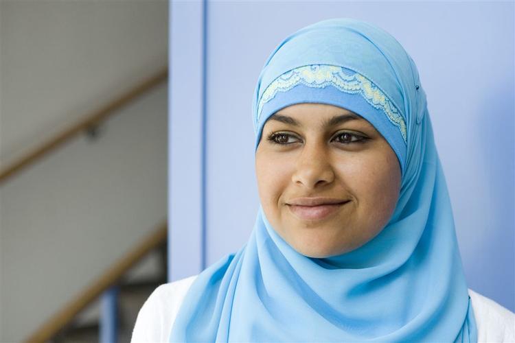 Huda Falahm, Miss Tørklæde 2008. »Fantastisk shocking farve (mega sommer trend), som virkelig viser attitude og gennemslagskraft«,lyder dommer Uffe Buchardts begrundelse. 