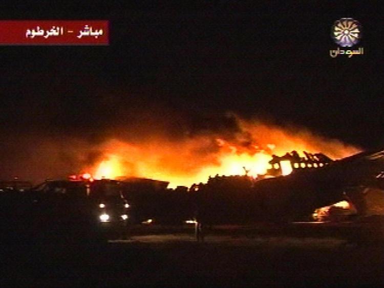 Billeder fra Al jazeera viser det voldsomt brændende fly. 