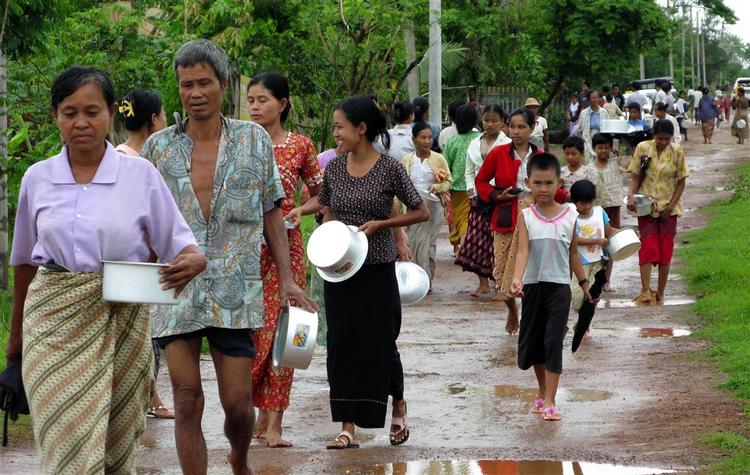 Juntaen i Myanmar har hidtil lagt store hindringer i vejen for hjælp til ofrene for cyklonen Nargis. 