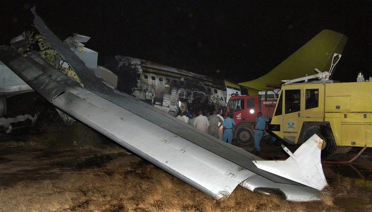 Efter at være landet sikkert opstod der en eksplosionsagtig brand i flyet. 