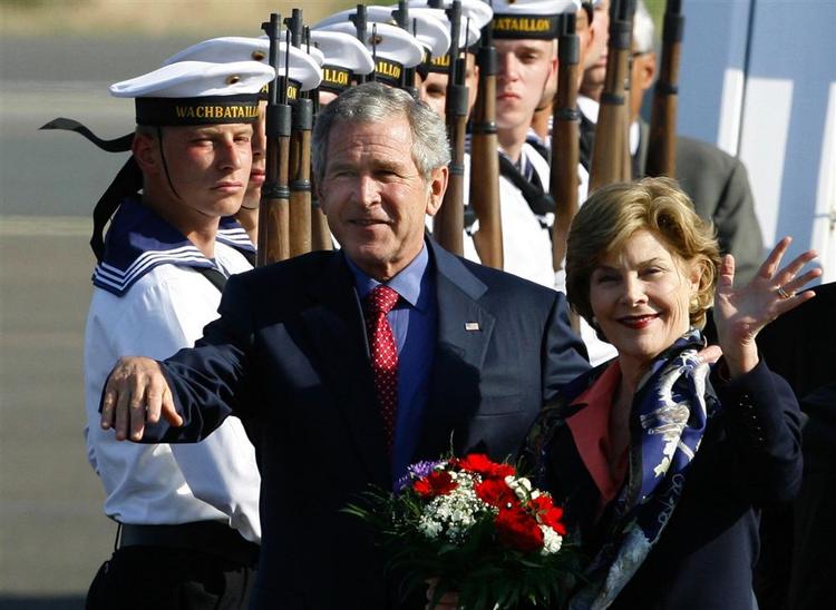 George W. Bush og hans hustru Laura ankom i går til Berlin på parrets Europarundrejse. 
