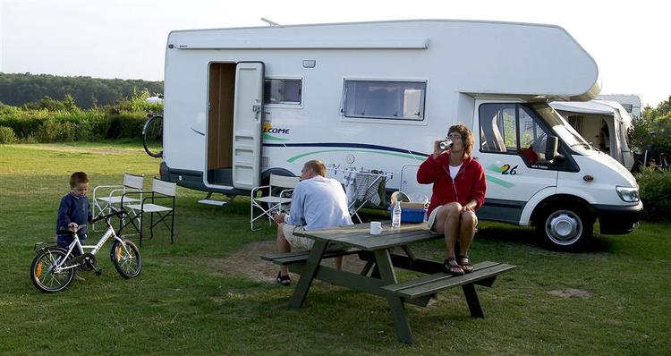 Tidligere har autocamperne ’kun’ været belagt med 60 procent afgifter mod almindelige personbilers afgift på 180 procent. Sidste år blev afgiften ændret, og det har betydet en højere pris på de ellers populære køretøjer. 
