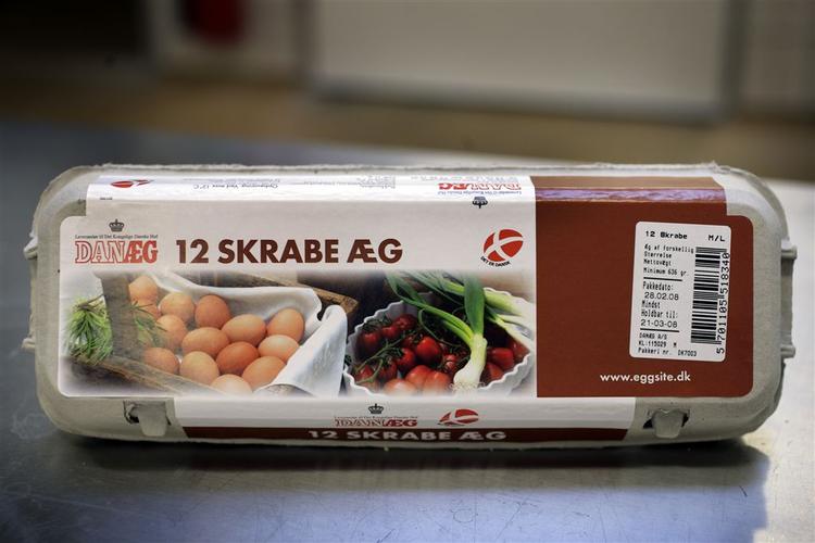 Skrabeæg lægges af høns, som lever deres liv i store flokke. Smagen er ikke langt fra smagen af buræg. 