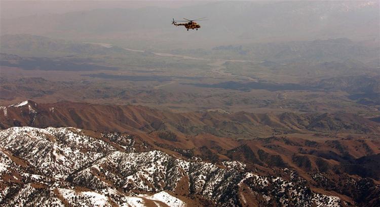 En pakistansk helikopter over stammeområderne på grænsen til Afghanistan. 