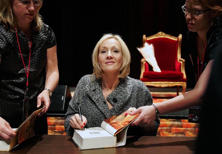 J. K. Rowling signerer bøger (arkivfoto). 