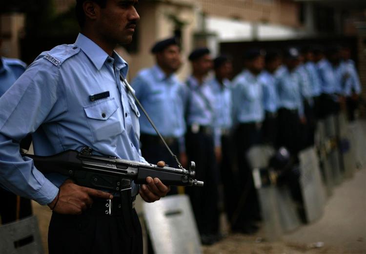 Pakistansk politi ses her på et billede fra marts, hvor de bevogter den danske ambassade i anledning af en demonstration imod genoptrykningen af tegningerne af profeten Muhammed. Arkivfoto. 