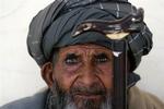 En syg afghansk mand venter på at blive behandlet på en militær lejri udkanten af Kabul. I dag beder landets præsident Karzai det internationale samfund om hjælp ved en konference i Paris. 