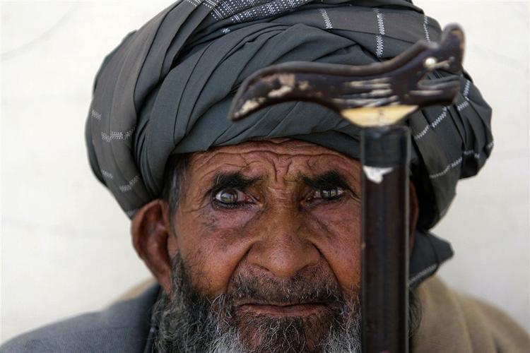 En syg afghansk mand venter på at blive behandlet på en militær lejri udkanten af Kabul. I dag beder landets præsident Karzai det internationale samfund om hjælp ved en konference i Paris. 