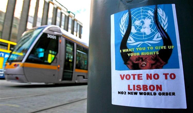 Nejsiden har vundet frem forud for folkeafstemingen om EU-traktaten i dag i Irland. Billedet er fra Dublin, hvor en plakat opfordrer til et nej. 