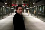 Anders W. Berthelsen spiller hovedrollen som børneentertaineren Thomas, hvis søster drukner under en badetur i Malmø. 