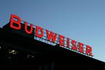 Det er verdens næststørste bryggeri, Inbev, der gerne vil overtage verdens fjerdestørste, Anheuser-Busch, som blandt andet laver Budweiser. 