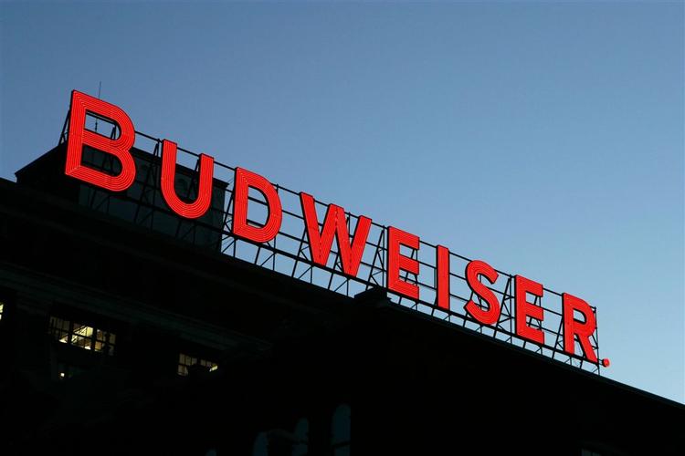 Det er verdens næststørste bryggeri, Inbev, der gerne vil overtage verdens fjerdestørste, Anheuser-Busch, som blandt andet laver Budweiser. 