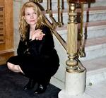 »En hotellobby i Indre By med guldrandede spejle og sorte læderstole, man kan synke dybt ned i«, siger Lulu Marie - her ved hotellets marmortrappe - om sit næsten hemmeligholdte favoritsted i København. 
