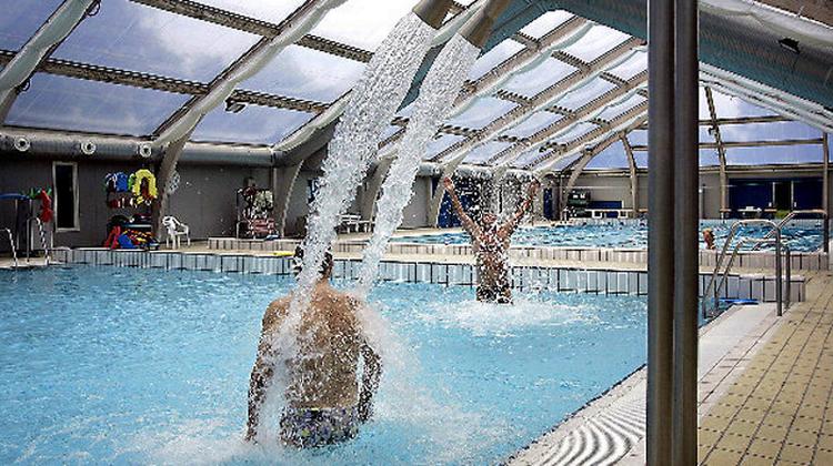 Ferielukket. Emdrup Bads stamgæster må snart belave sig på tre ugers badepause, da anlægget lukkes ned, for at personalet kan afvikle sommerferie.  Foto: Finn Frandsen 