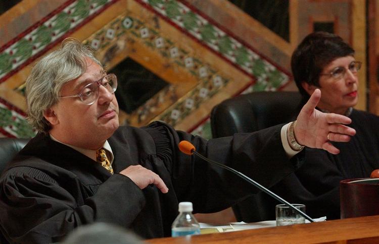 Højesteretsdommer Alex Kozinski var i færd med at dømme en retssag om pornografiske videoer, da amerikanske medier henledte opmærksomheden på dommerens hjemmeside, der indholdte videoer og billeder af »pornografisk karakter«. (arkivfoto). 