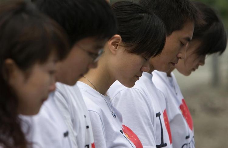 I går var det en måned siden, Kina blev ramt af et kraftigt jordskælv. Det blev markeret med et øjebliks stilhed flere steder i landet, som her i Dujiangyan. 