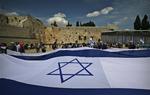 Israelere rullede det store flag ud i Jerusalem, da landet fejrede sit 60 års jubilæum i sidste måned. Nu er en ny stor bosættelse i Østjerusalem på vej. 