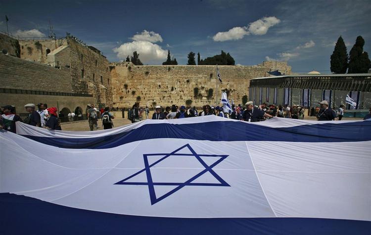 Israelere rullede det store flag ud i Jerusalem, da landet fejrede sit 60 års jubilæum i sidste måned. Nu er en ny stor bosættelse i Østjerusalem på vej. 