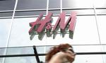 H&amp;M beklager at kunder er blevet henvist til tøjet som egnet til 10-12 årige. »Vi henvender os ikke til børn med undertøjet«, siger H&amp;M. 