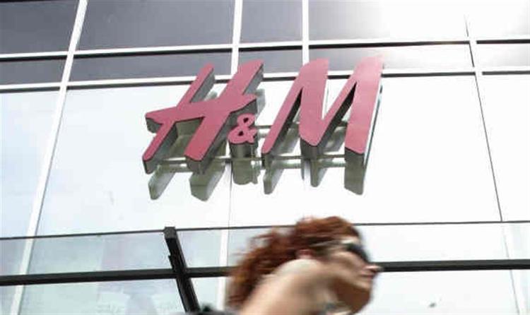 H&amp;M beklager at kunder er blevet henvist til tøjet som egnet til 10-12 årige. »Vi henvender os ikke til børn med undertøjet«, siger H&amp;M. 