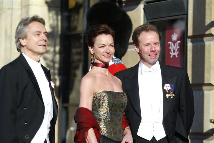 Eva Kloborg - ankommer med sin mand til festforestillingen på Det Kongelige Teater i anledning af kronprinsens bryllup (arkivfoto). 
