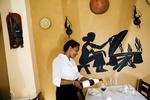 lille eritrea. Restaurant Mogogo har taget navn efter den særlige pande eller gryde, hvor- på injeraen tilberedes. 