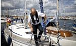 Havnefoged John Vestergaard er iklædt en selvoppustelig redningsvest og går meget op i sikkerheden, men langtfra alle sejlere ved, hvodan deres redningsvest virker. Foto: Jonathan Bjerg Møller