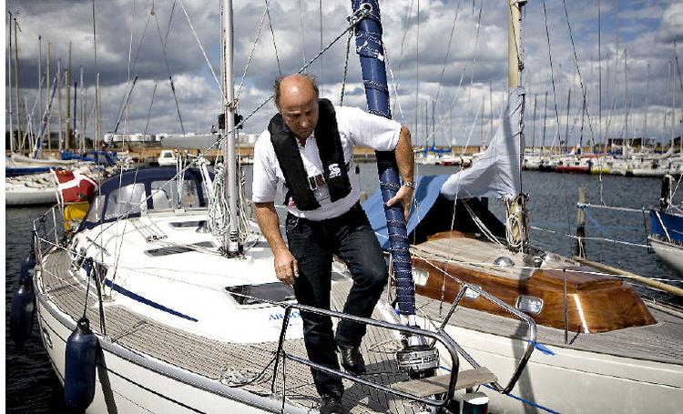 Havnefoged John Vestergaard er iklædt en selvoppustelig redningsvest og går meget op i sikkerheden, men langtfra alle sejlere ved, hvodan deres redningsvest virker. Foto: Jonathan Bjerg Møller